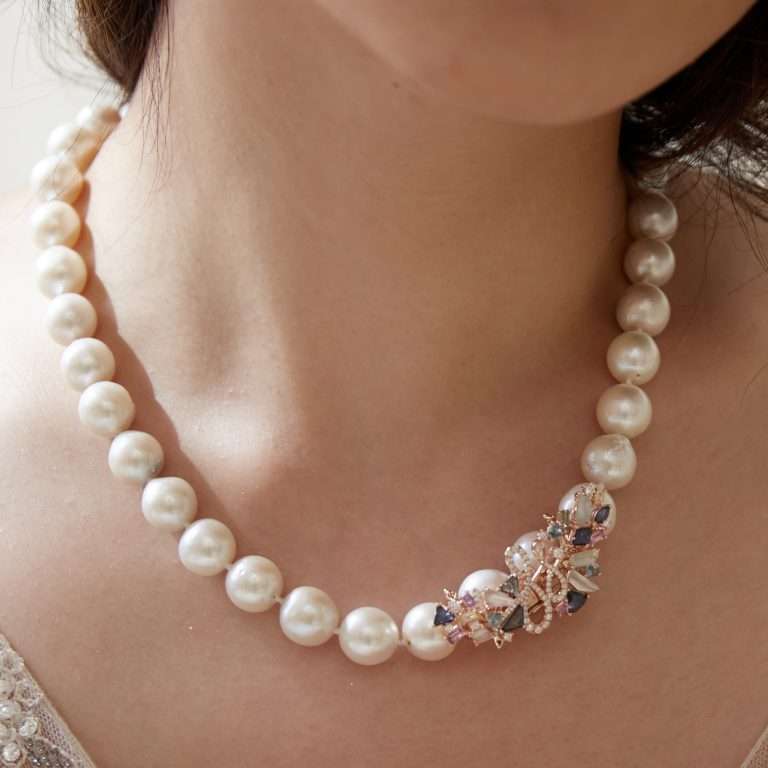 Pearl necklace with ribbon gemstones